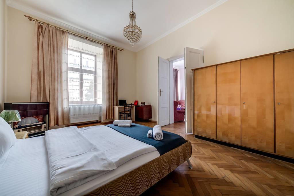 Romantic Apartments - Оn Valova Street Lwów Zewnętrze zdjęcie